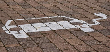 Straßenmarkierung Elektro-Tankstelle