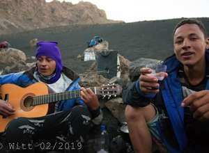 Fogo - Kapverdier auf dem Vulkan mit Gitarre und Getränken