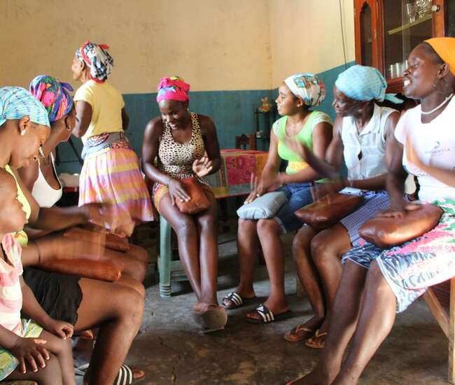 Lokale Frauen trommeln und singen für den Batuk