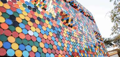 Bunte Farbkreise bedecken das Nationale Zentrum für Kunst, Kunsthandwerk und Design in Mindelo, Kap Verde