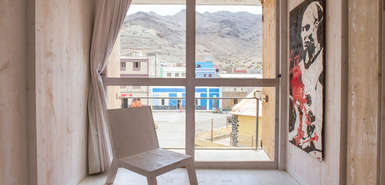 São Vicente: Aquiles Eco Hotel - Blick aus dem Fenster - an der Wand ein Kunstwerk