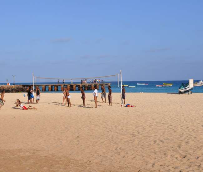 Kapverdische Badeinsel Sal - Volleyball am Strand von Santa Maria