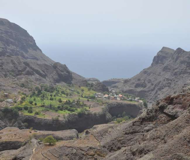Kapverden - Trekking Insel  Santo Antão  im Nordosten: Chã d'Igreja in Sicht