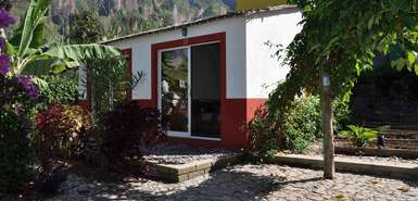 Santo Antão: Hotel Casa Maracujá - roter Bungalow mit Planzen