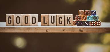 Good Luck aus Scrabble-Buchstaben und bunte Würfel