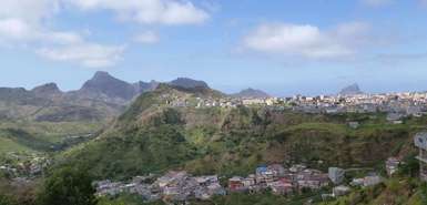 Santiago: Weitblick auf eine Stadt auf einem Hügelplateau