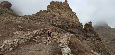 São Nicolau: Eine Wanderin wandert von Juncalinho nach Carrical