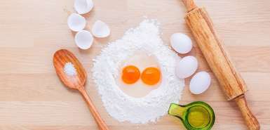 Mehl, Eier und Backutensilien