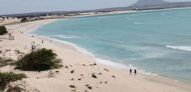 Boavista - weißer Sand und blaues Meer am Strand von Estoril