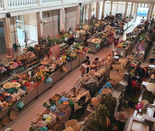 Verkaufsstände in der Markthalle von Mindelo, São Vicente