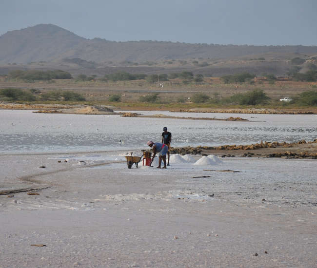 Kapverdische Insel Maio Arbeiter in den Salinen