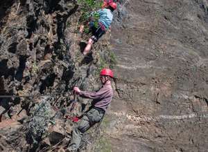 Fogo - Klettersteig - drei Wanderer beim steilen Aufstieg