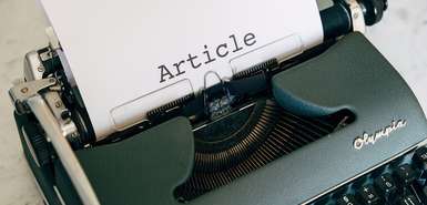 Schreibmaschine mit Blatt mit Aufschrift "Article"