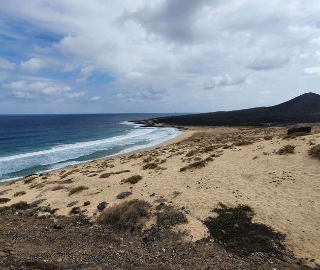 Große Strandbucht und blaues Meer