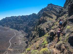 Fogo - Klettersteig - drei Wanderer mit Weitblick entlang der Felsen