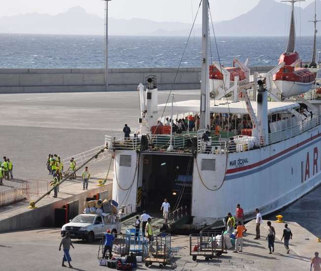 Kapverden Rundreise : Tageswanderungen Santo Antão + Santiago: Ankunft der Fähre im Hafen von Porto Movo