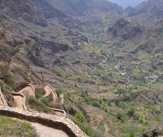 Kapverden - Trekking  Insel Santo Antão  im Nordosten: Bergab in die Ribeira do Paúl