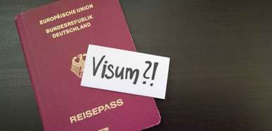 Deutscher Reisepass mit weißen Zettel mit er Aufschrift "Visum?!"