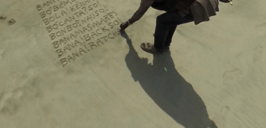 Kapverdier schreibt Gedicht auf Kreol in den Sand