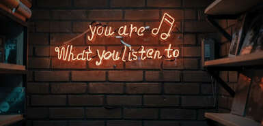 LED-Schriftzug auf Backsteinwand