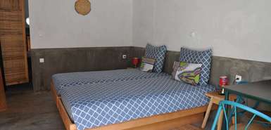 Santo Antão: Hotel Casa Maracujá - Bett mit gemusterter Bettwäsche