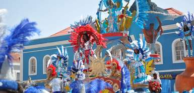 Buntes Karnevalstreiben auf den Straßen von Mindelo, Kap Verde