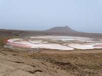 Sal: Blick vom Kraterrand auf die  Salinen von Pedra Lume