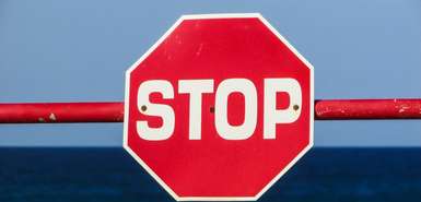 STOP-Schild an einer Schranke