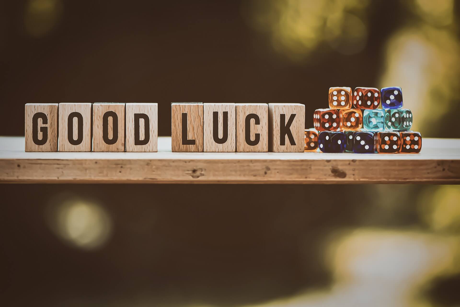 Good Luck aus Scrabble-Buchstaben und bunte Würfel